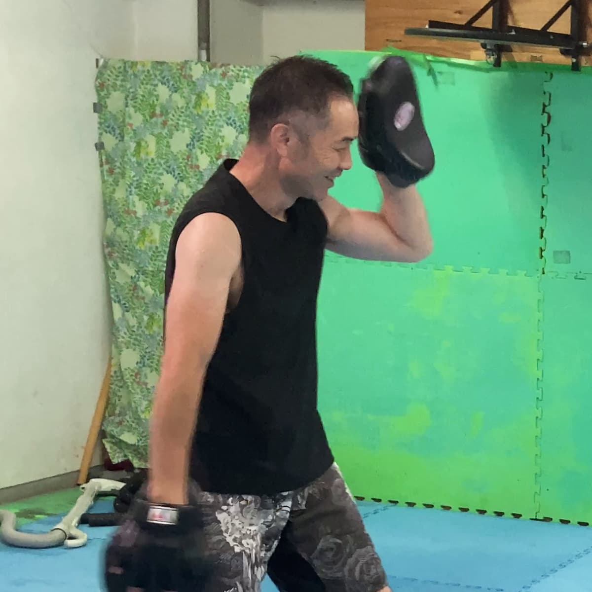 ミットを持つ福本博章代表