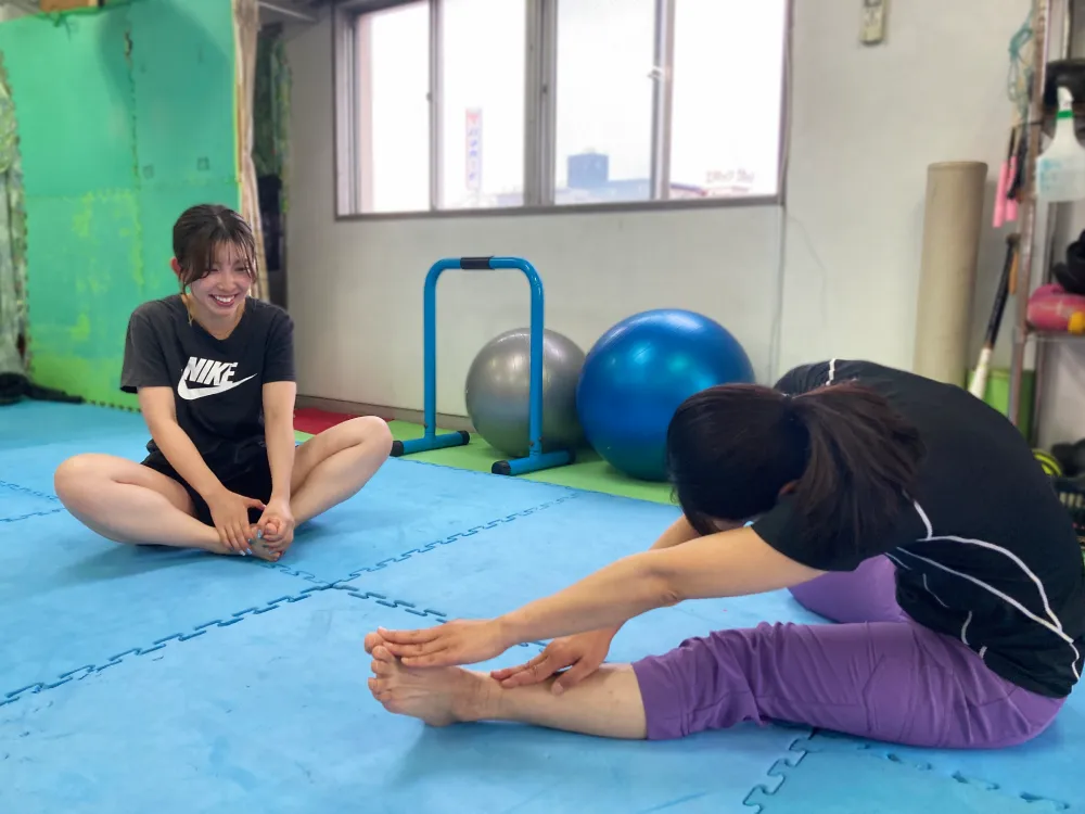 2人が同じフロアで行うストレッチ